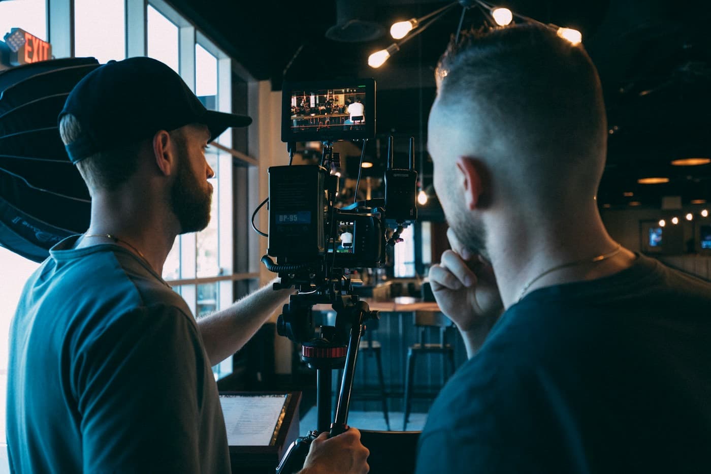 Dois videomakers conferindo a imagem em uma câmera de cinema