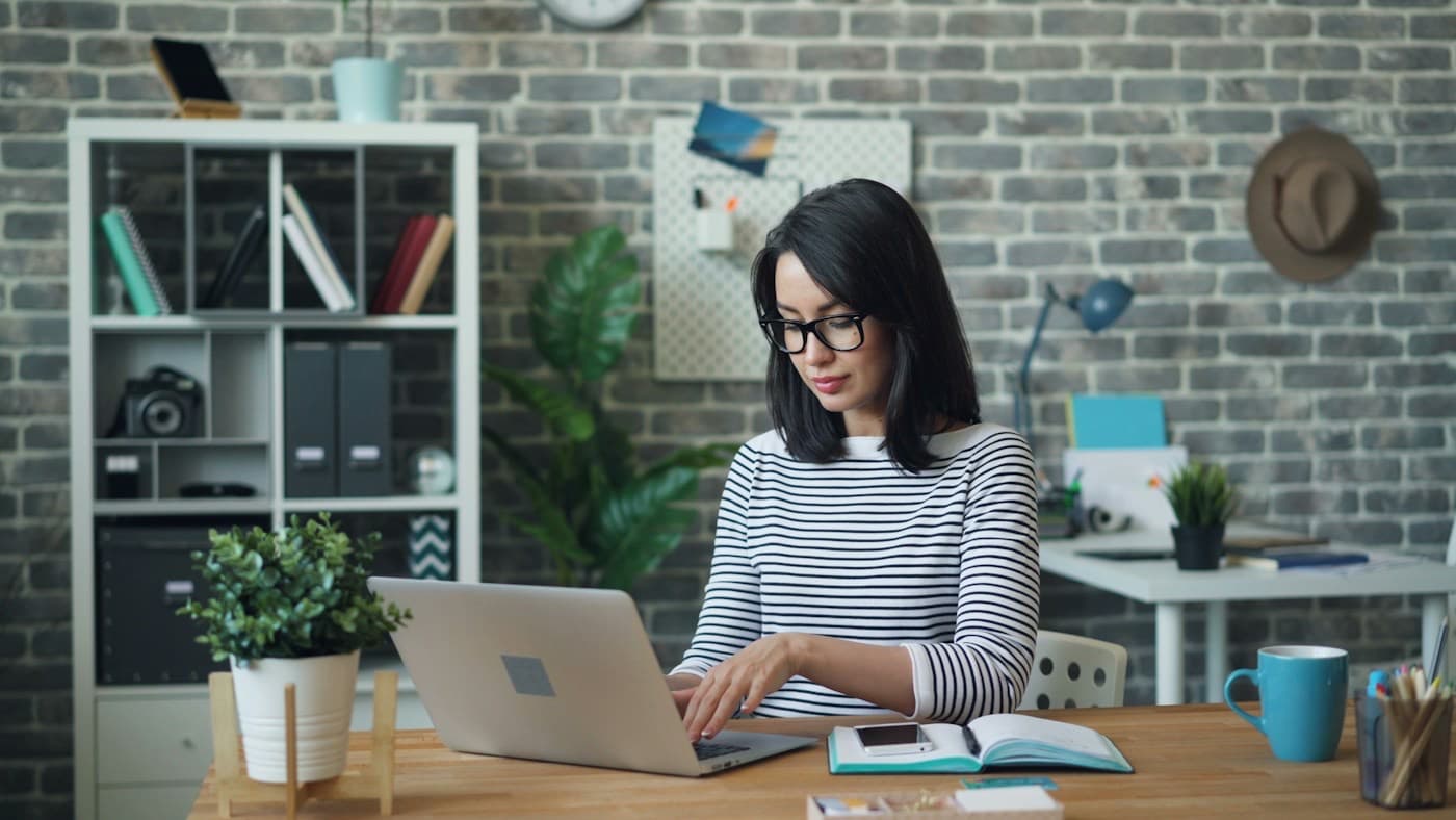 Profissional trabalhando no notebook em seu escritório