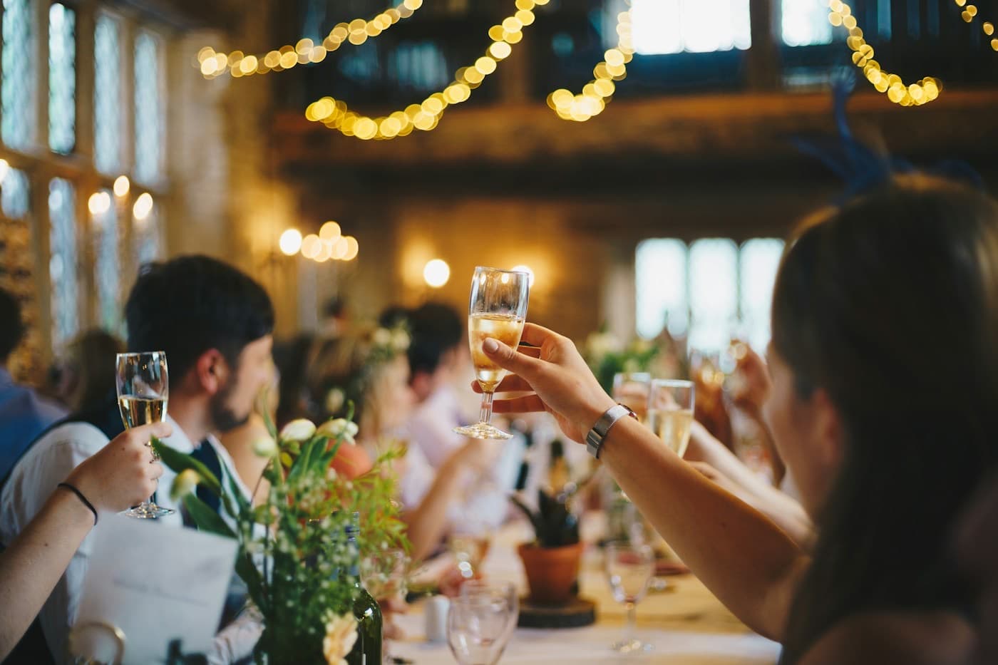 Convidados brindando com taças em uma festa de casamento