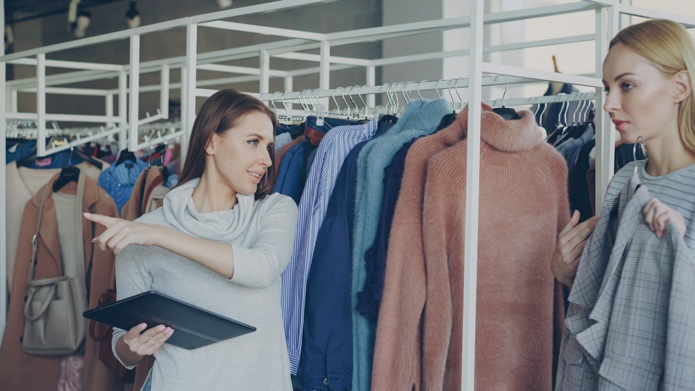 Vendedora atendendo uma cliente em uma loja de roupas