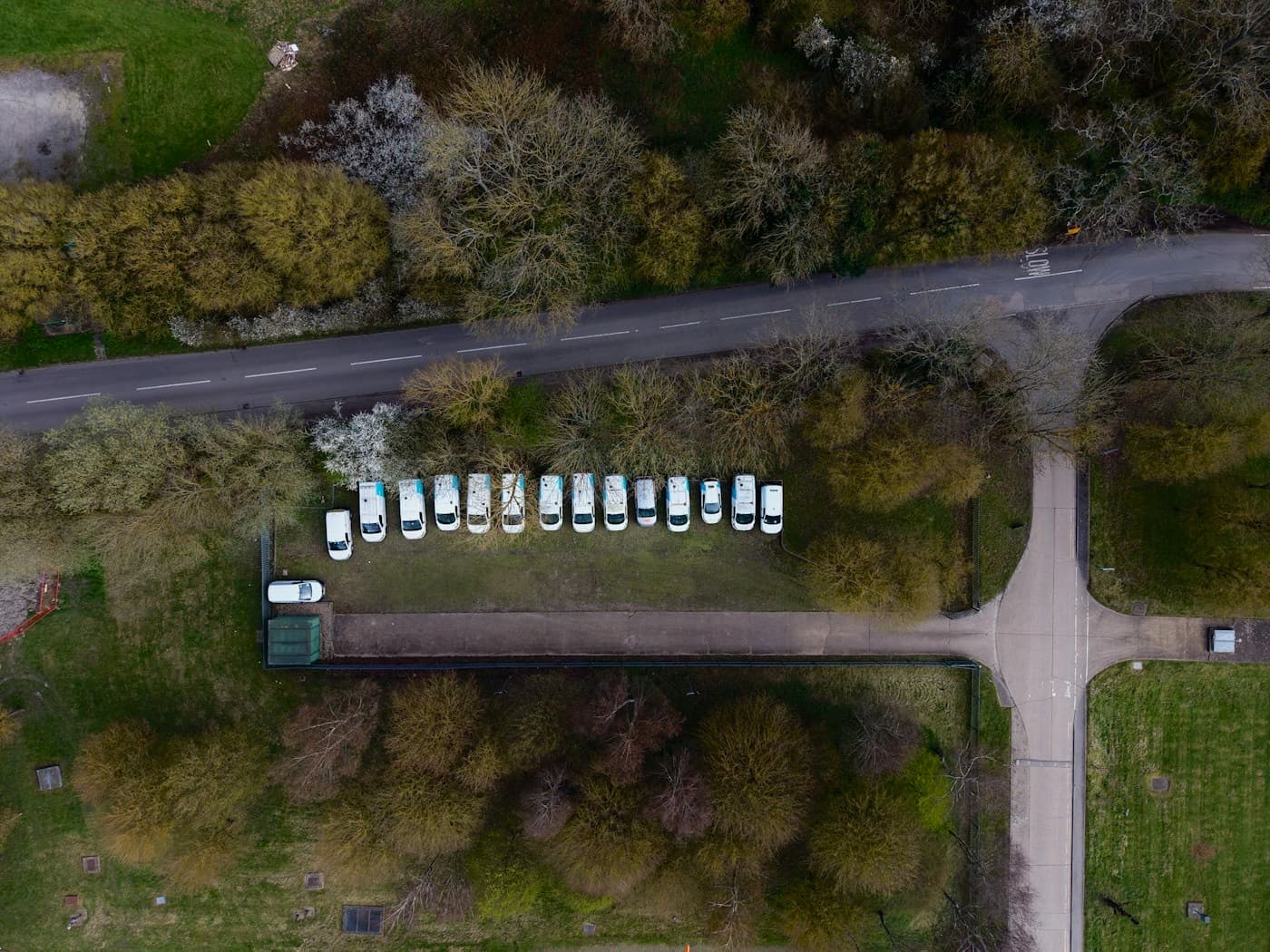Vista aérea de uma fileira de vans brancas estacionadas