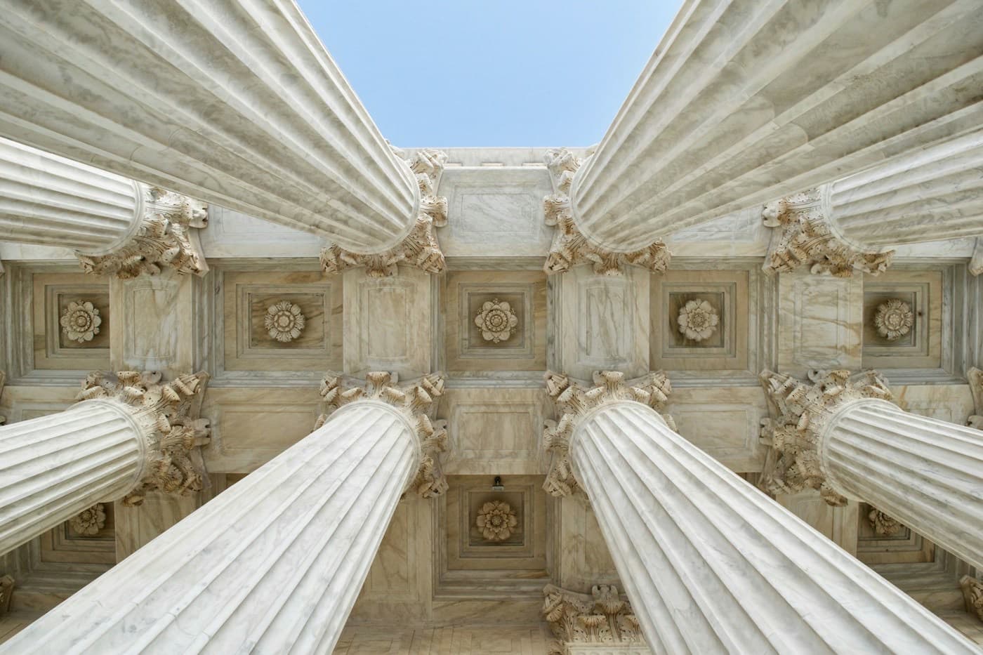 Colunas de um edifício de tribunal vistas de baixo para cima