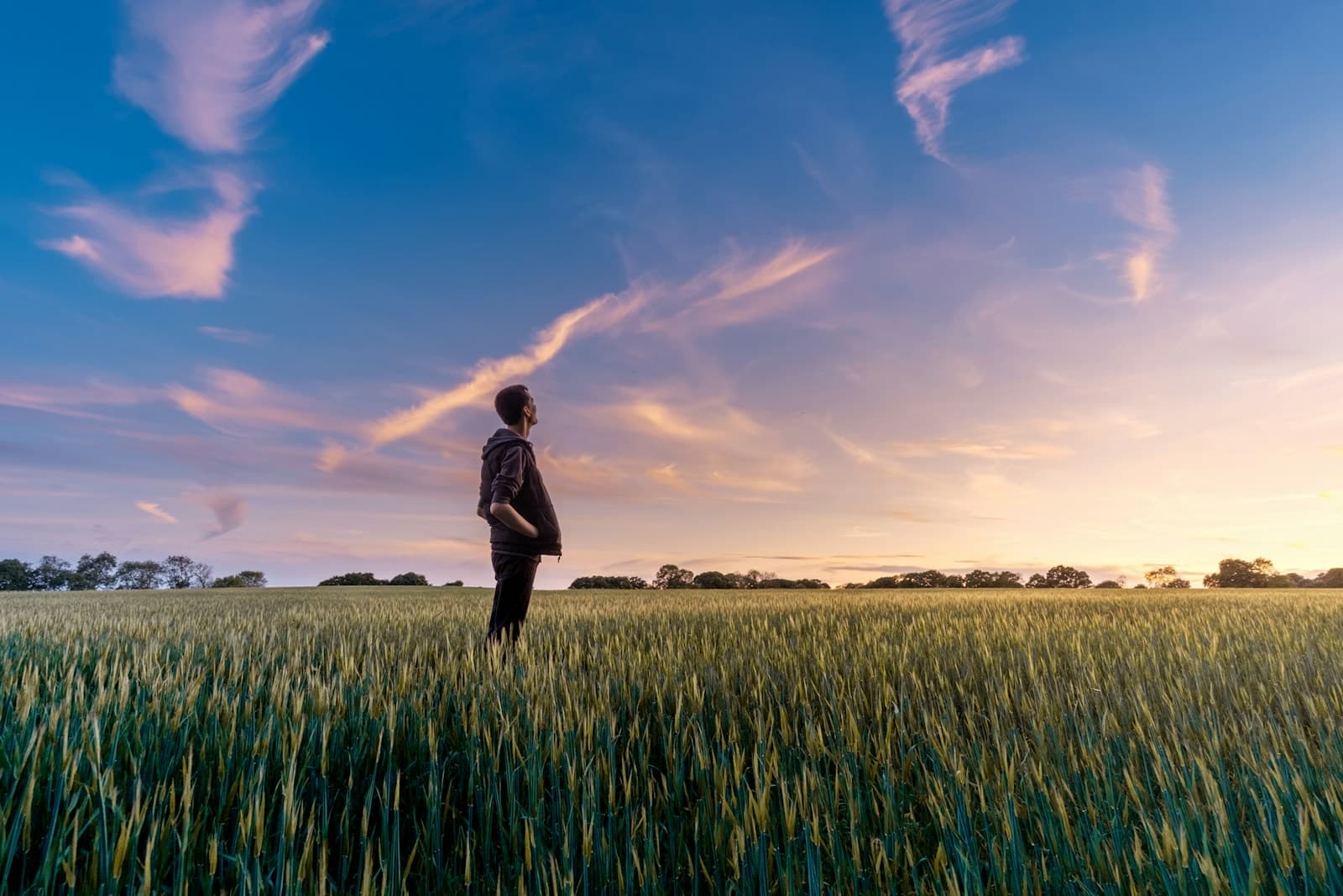 Produtor rural em pé no meio da lavoura