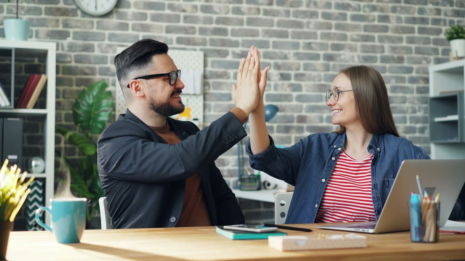 Colegas de trabalho comemorando no escritório