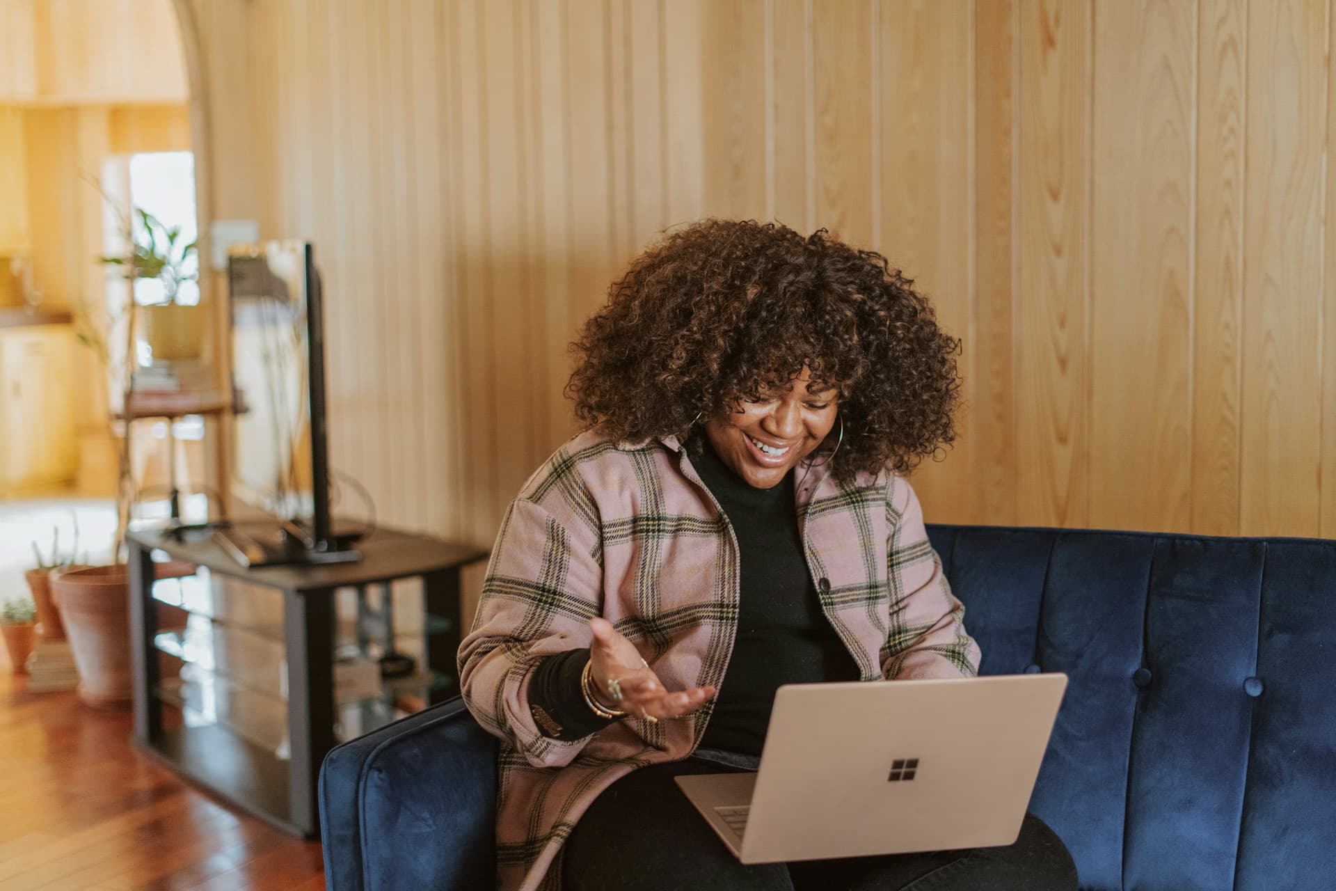 Mulher sorrindo durante uma chamada de vídeo pelo notebook